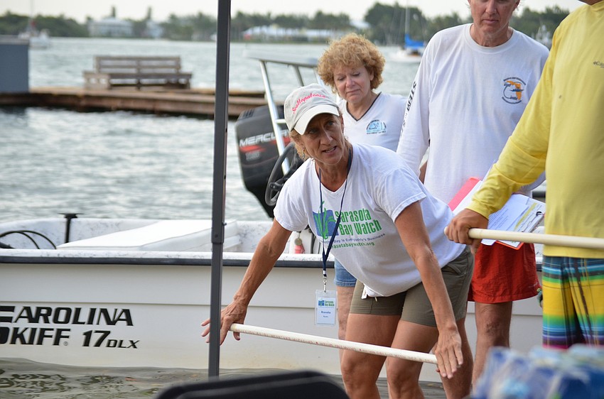 Ronda Ryan gives a demonstration on proper scallop search technique.