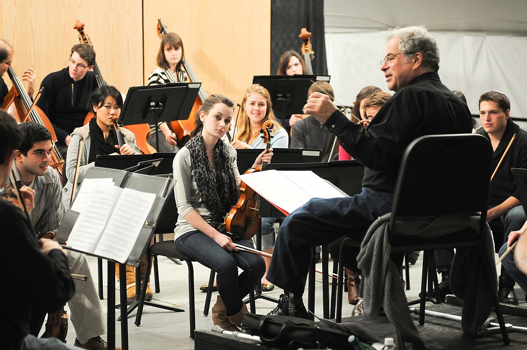 Itzhak Perlman rehearses with PMP Orchestra students, and hopes to do the same with area musicians in the new Super String Program. Photo by Barbara Banks.