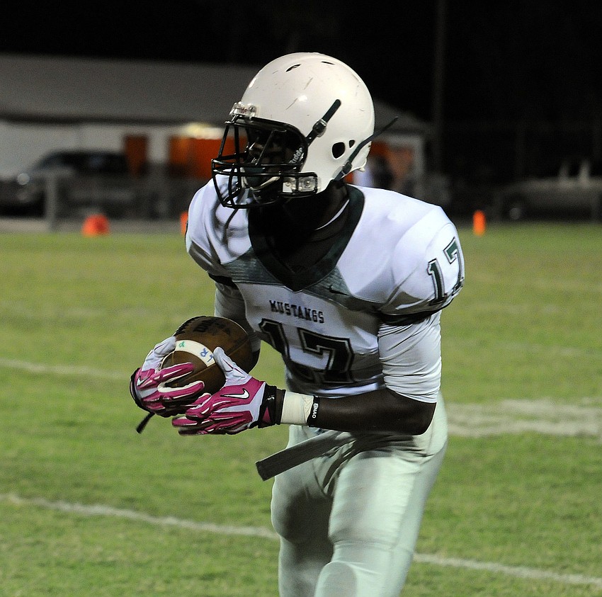 Brendon Hadley hauls in a pass late in the quarter.