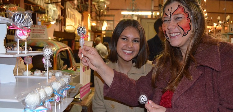 Sofia Quinteros and Sasia Bischoff pick out a lollicake.