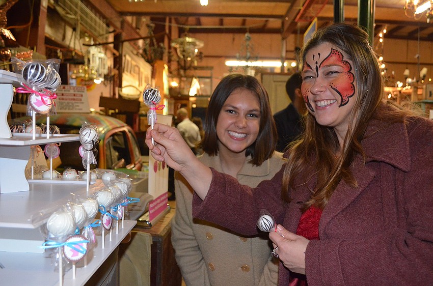 Sofia Quinteros and Sasia Bischoff pick out a lollicake.