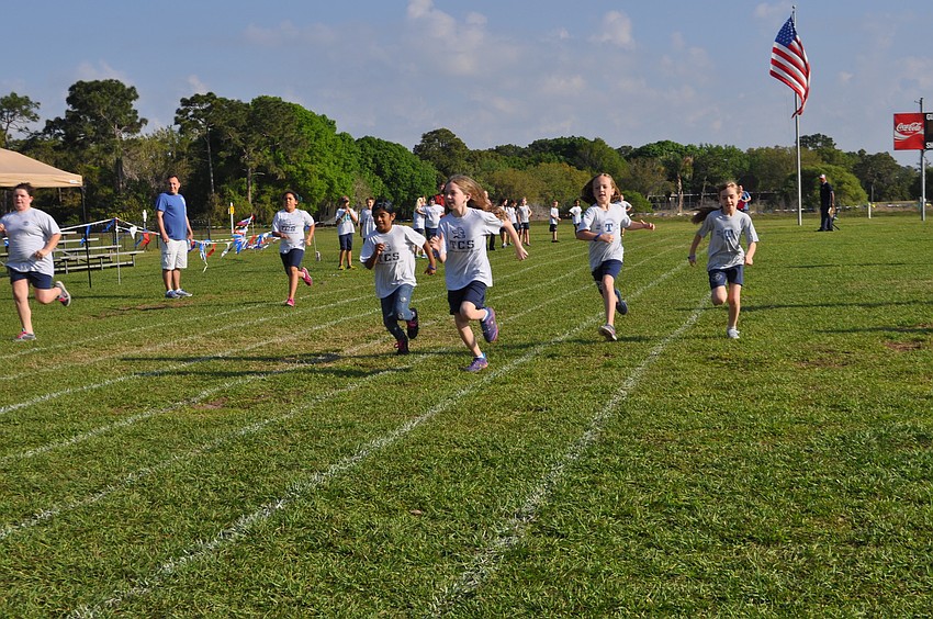 Kaidi Gullion, Maya Almand, Mazey Driscoll, Molly Aldrich and Hope Panagiotu race a 50 yard dash.