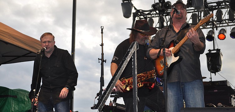 Jeff Cook & The AGB performs.