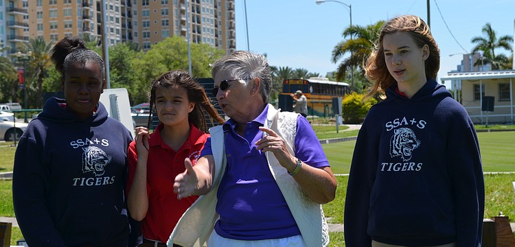 Sharon Farrish (center) helps Destiny Hugine, Kristina Wieder and Baylee Roskamp play.