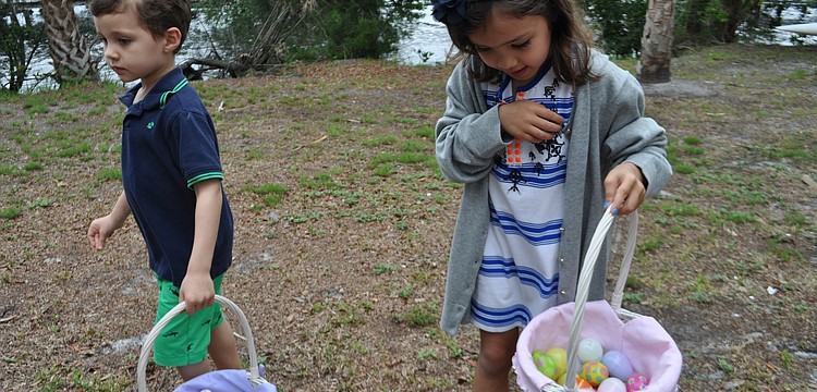 Ben and Katie Boazejewski help each other find eggs.