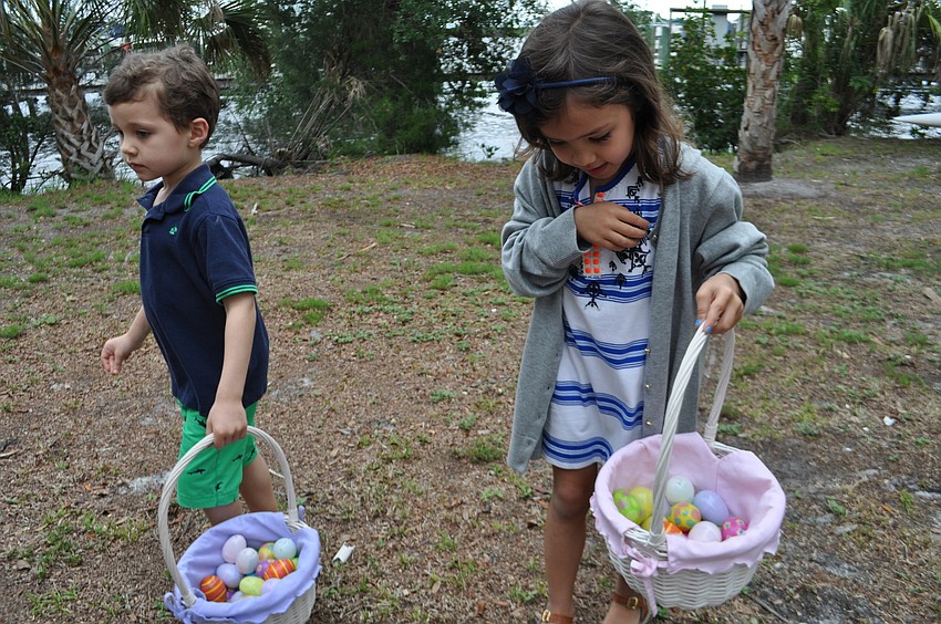 Ben and Katie Boazejewski help each other find eggs.