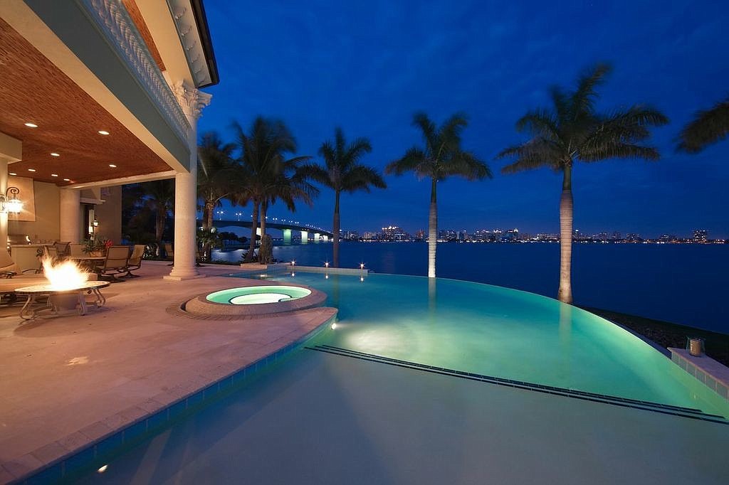 The home features an Infinity pool that overlooks Sarasota Bay. (Courtesy Cheryl Loeffler)