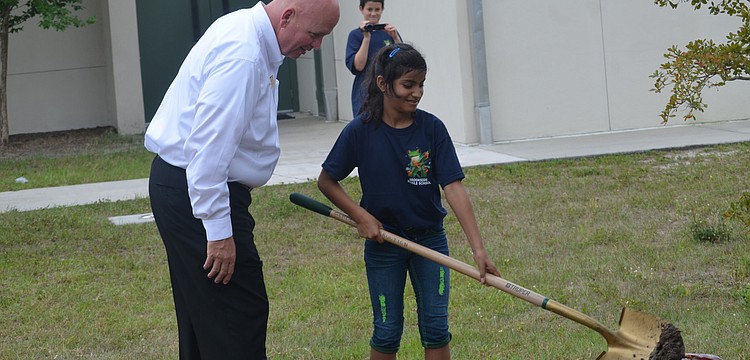 Mayor Shannon Snyder helps Vanessa Tase Sueiro.
