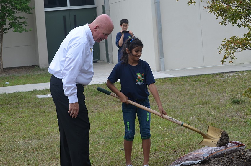 Mayor Shannon Snyder helps Vanessa Tase Sueiro.