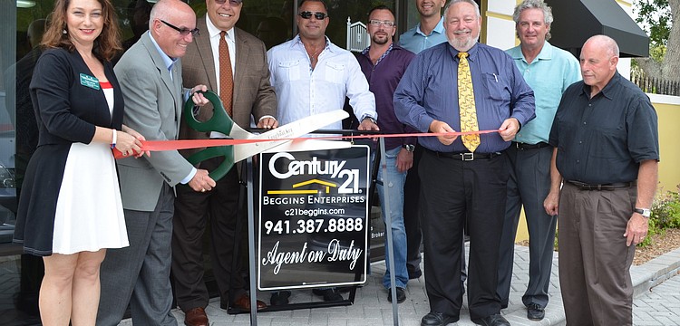Vice Mayor Jack Duncan prepares to cut the ribbon in front of the new Beggins Century 21 office.