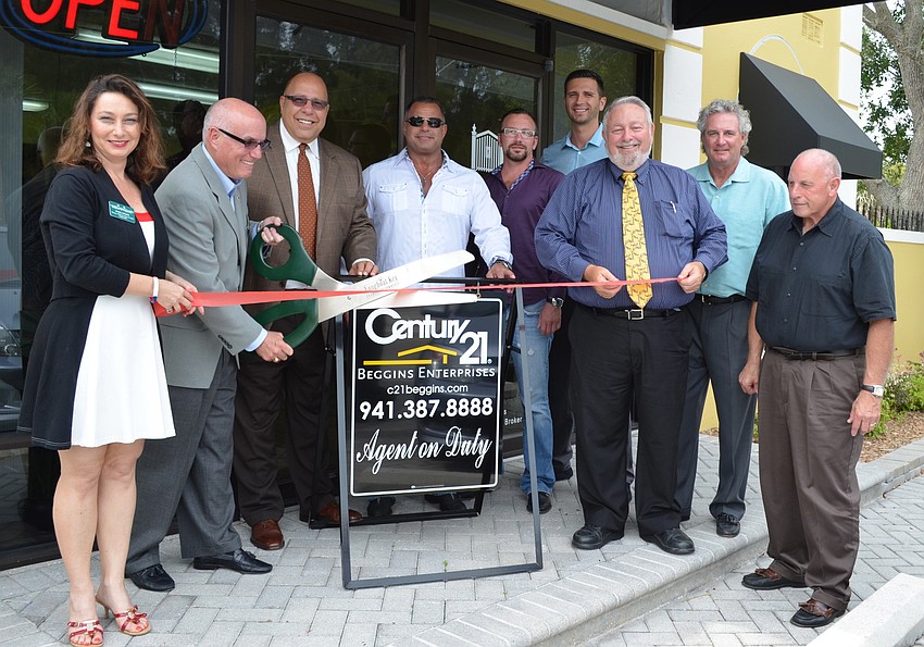 Vice Mayor Jack Duncan prepares to cut the ribbon in front of the new Beggins Century 21 office.
