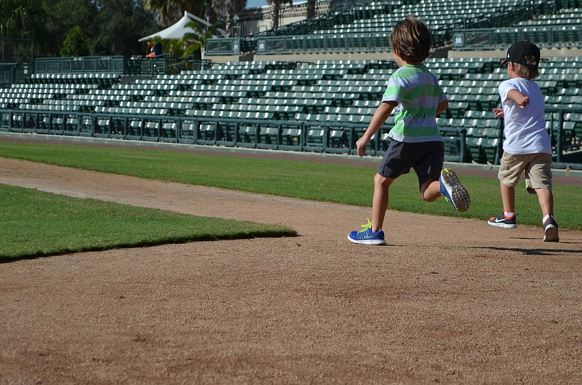 Niccolo Aretini and Jaxon Cail run to first base.