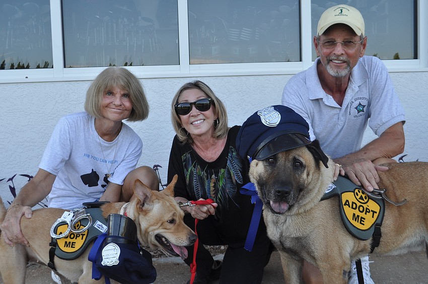 Joan Stahlman, Amber Kennedy, and Bob Kaster with Grand Marshals Jodie and Duke