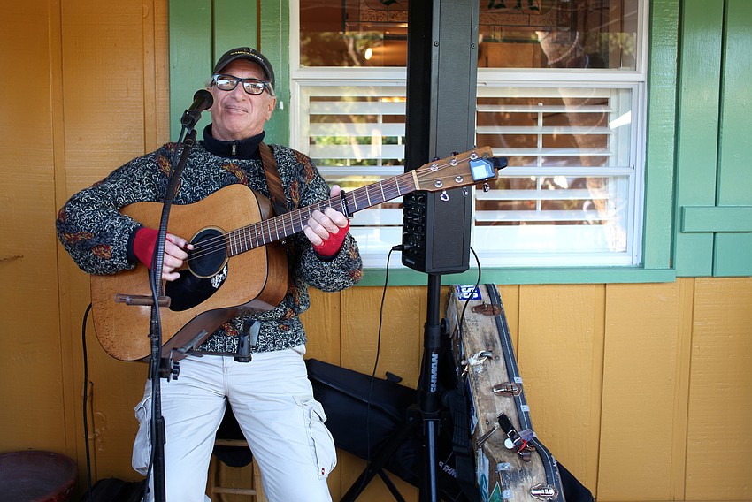 Howie Bamfield entertains the crowd with soft rock favorites.