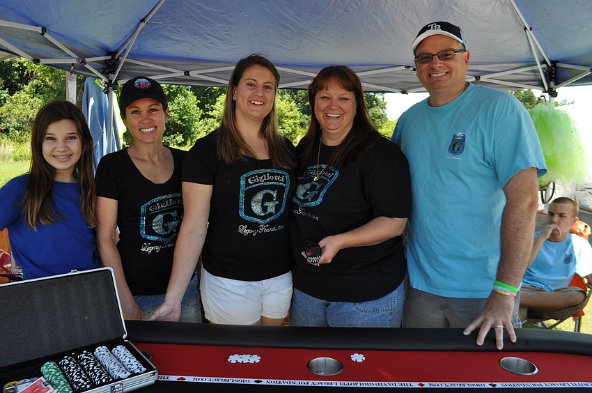 Cassidy Mugrage, Karen Kutt, Meagan Gigliotti, Angie Gigliotti and Creig McColl remember David Gigliotti with their team, 