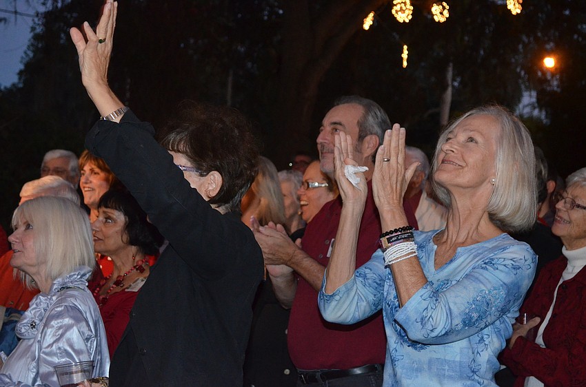 The lighting of the bromeliad tree has taken place since 1997.