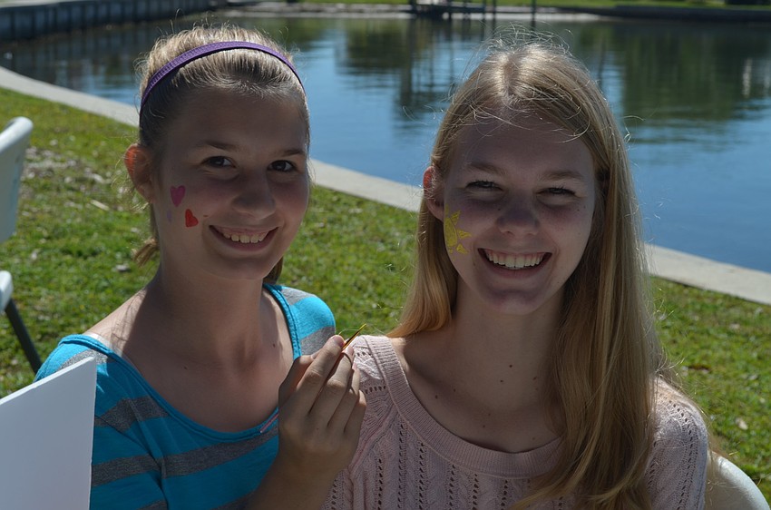 Lis and Kate Sundberg paint eachotherâ€™s faces.
