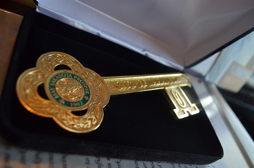 Mayor Suzanne Atwell presented Paul Thorpe with the key to the city.