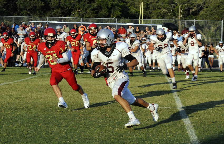 Brade River wide receiver Austin Fox caught a 4-yard pass to end the first quarter.