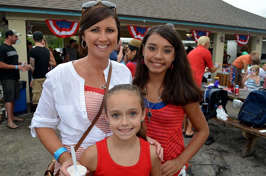 AmandaThompson with her children, Sydni and Paige