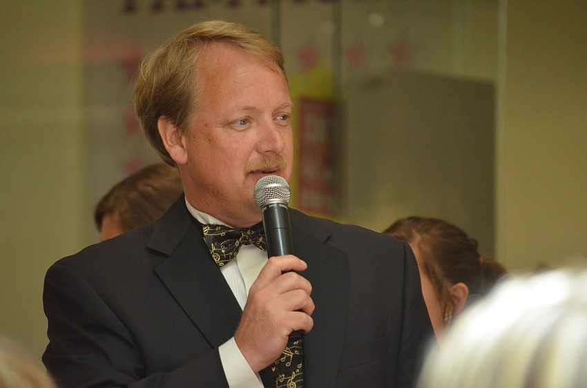 Grant Showalter announces raffle prizewinners.