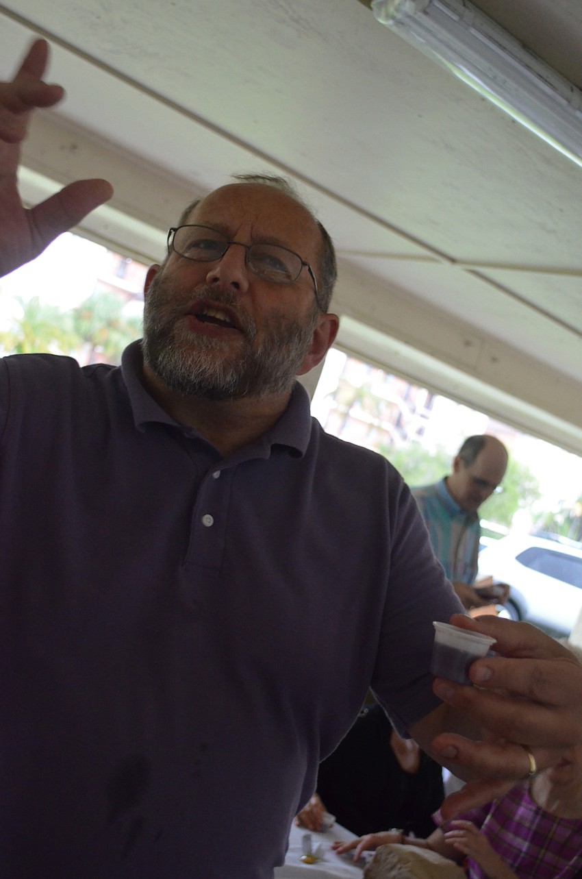 Rabbi Andrew Hechtman from Connecticut explains the symbolism behind throwing the bread and behind the wine.