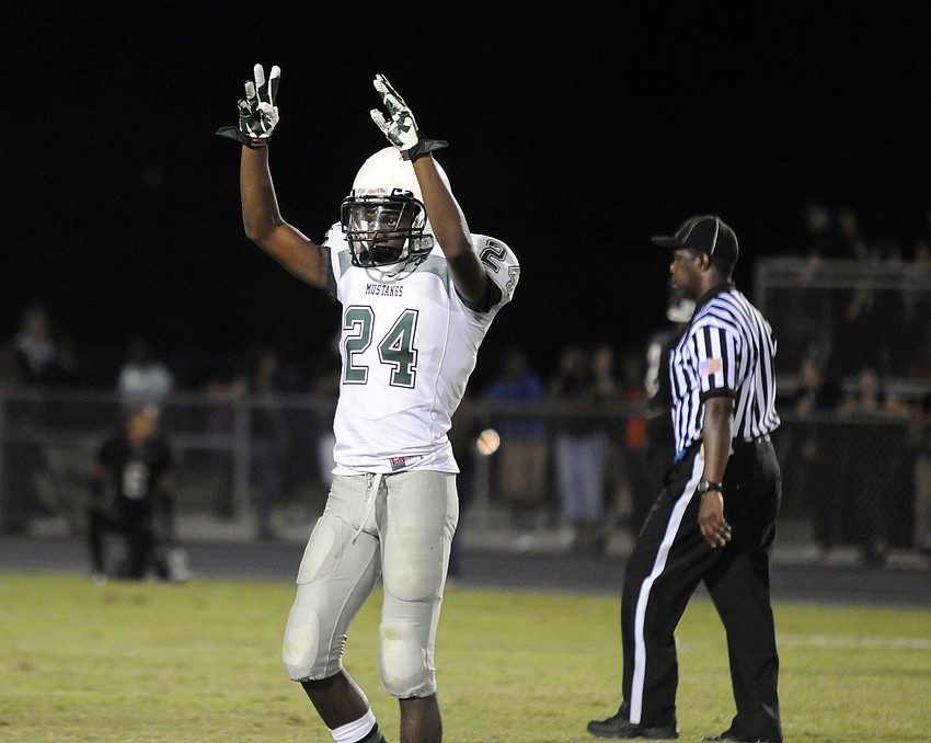 Junior defensive back Craig Bain holds up four fingers to signal the start of the fourth quarter.