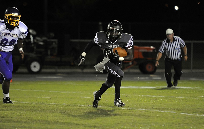 Braden River junior Caleb Ford returns a kickoff in the first quarter.