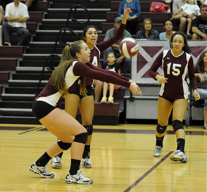 Riverview senior outside hitter Carley Scarbrough records a dig during the second set.