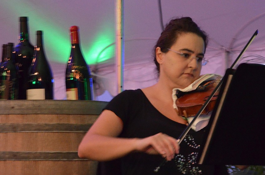 Gabrielle Leggett violinist of Ensemble Lyrique