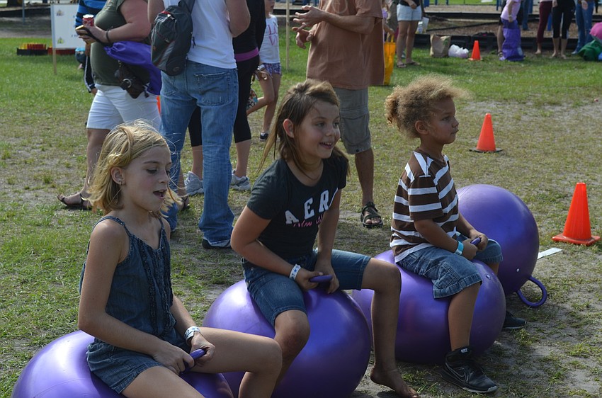 Lili Crumbacher, Avery Duquesnay and Jamale Bane race.