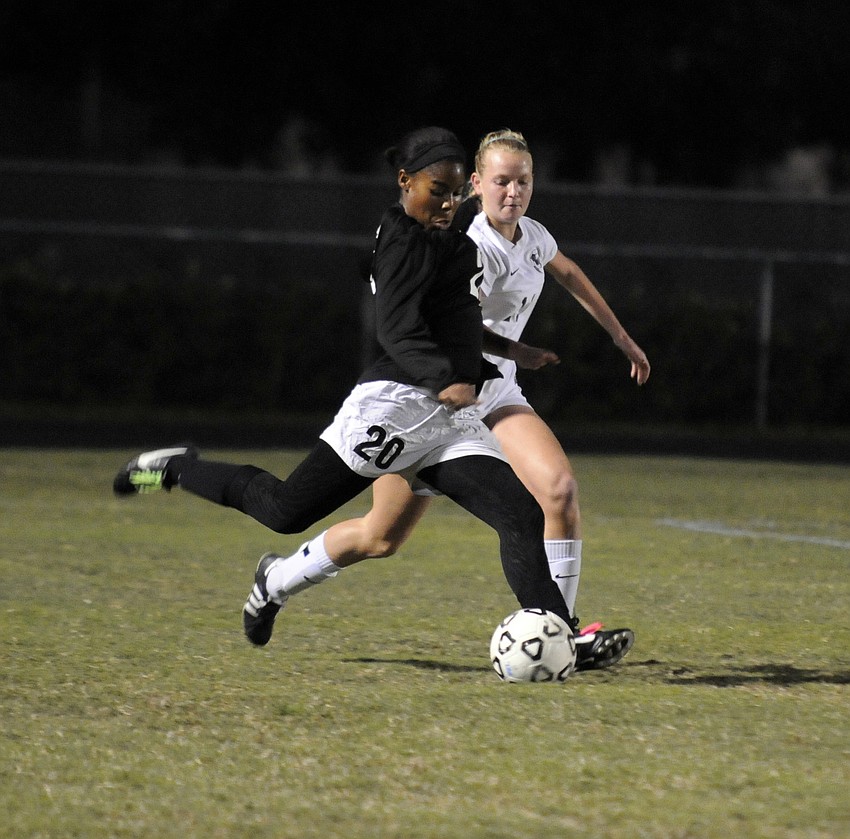 Braden Riverâ€™s Kayla Gray and Lakewood Ranchâ€™s Tatum Young battle for possession midway through the first half of the Class 4A-District 11 championship Jan. 17.