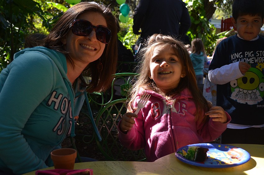 Abby Weingarten and Miranda Nodeen enjoy cake.