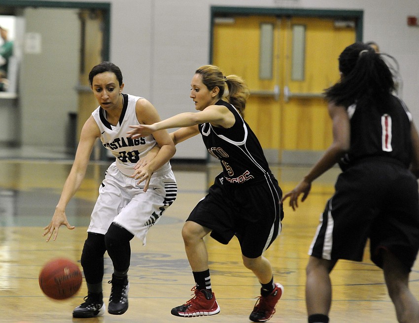 Lakewood Ranch sophomore Elise Spiller brings the ball down the court in the first quarter.