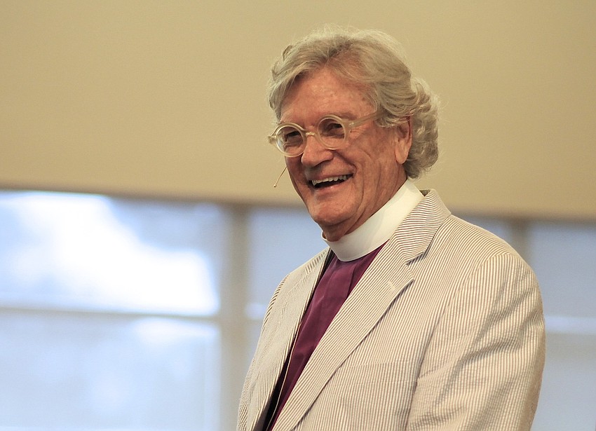 The Rev. Vincent Carroll welcomes those gathered to the Longboat Island Chapel.