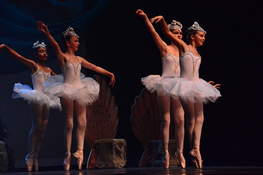 Sofia Rizzo, Mary Margaret Steber, Siena Shelton and Abbey Walsh dance.