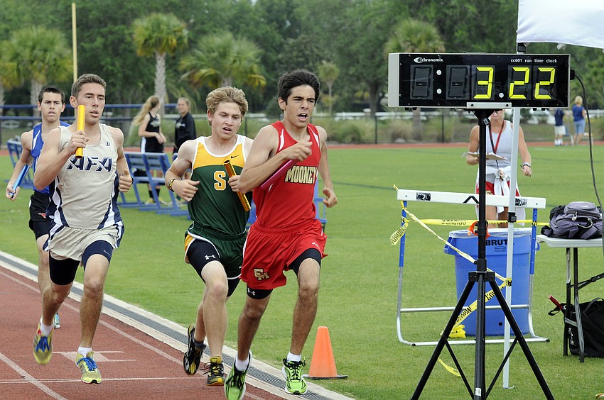 Cardinal Mooney junior Aristotle Contis makes up ground in the second leg of the 4x800 relay.