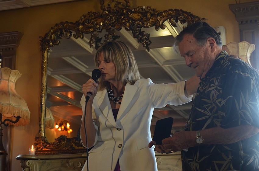 Mayor Suzanne Atwell presents Paul Thorpe with the key to the city.