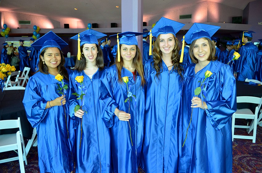 Pineview seniors pick out roses.
