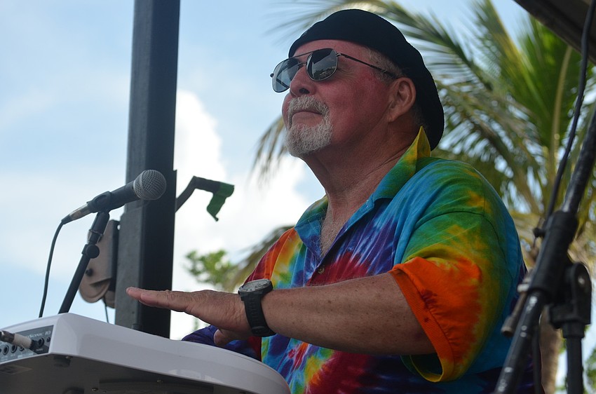 Steve Simpson entertains the crowd with his playing,