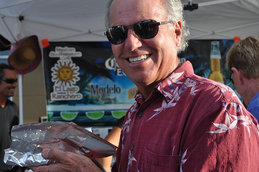 Nick Costides tries the BBQ taco from El Lago Ranchero