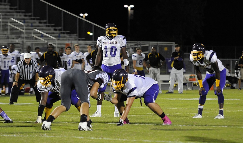 Booker quarterback Jeremiah Henderson reads the Braden River defense before snapping the ball in the second half.