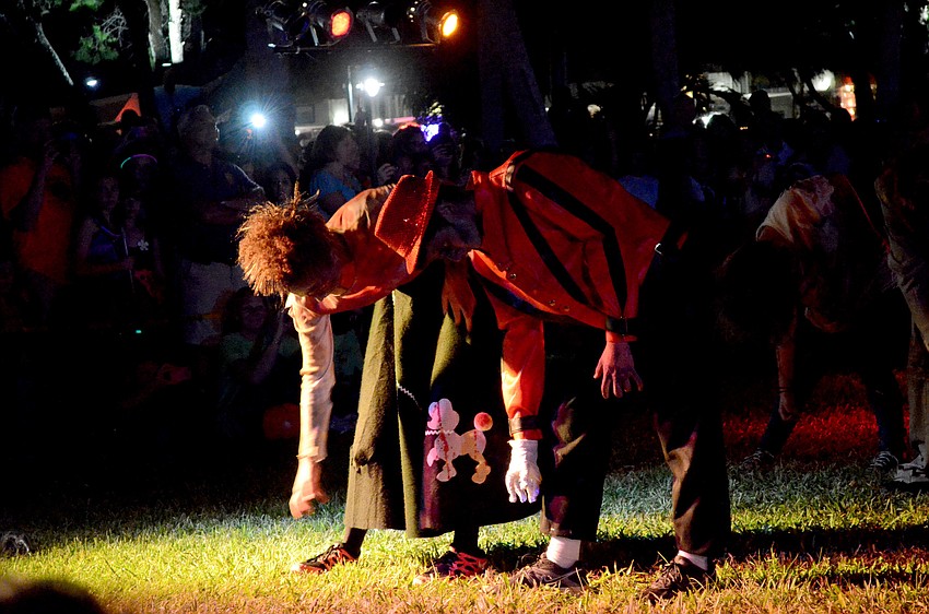 Sarasota High School students perform 'Thriller.