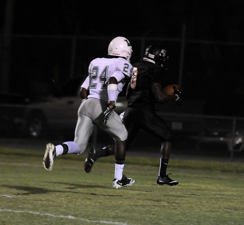 Sarasota wide receiver Shawn Bane Jr. caught a 38-yard touchdown to tie the game in the first quarter.