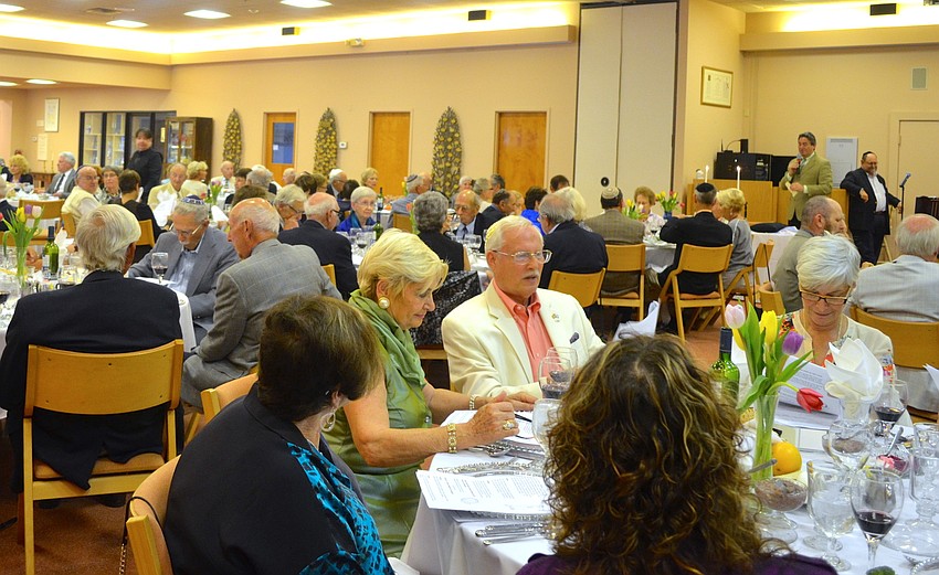 Rabbi Katz conducts the Passover seder service at Temple Beth Israel.