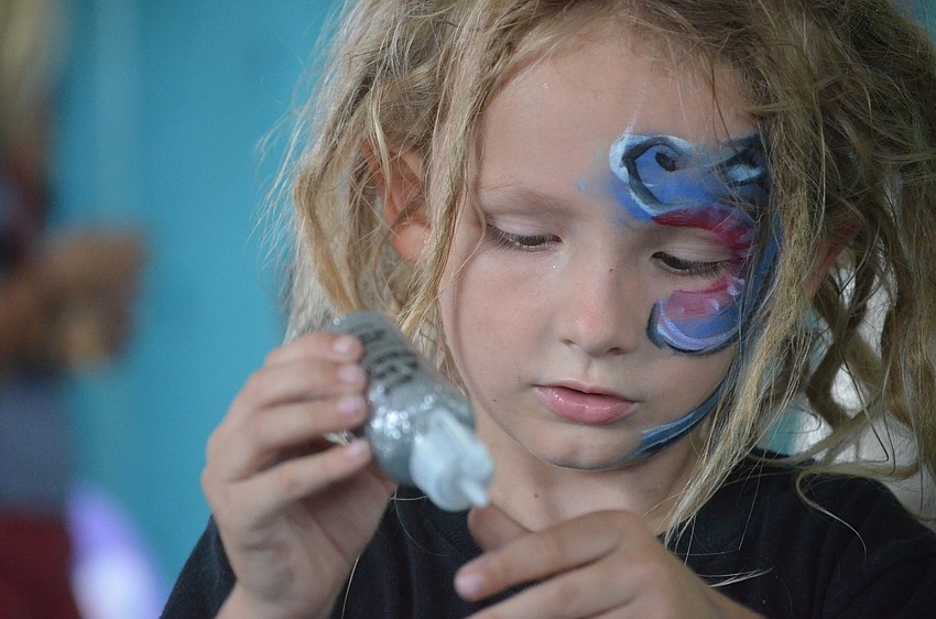 Ziah Duel, 4, uses glitter to make a craft.