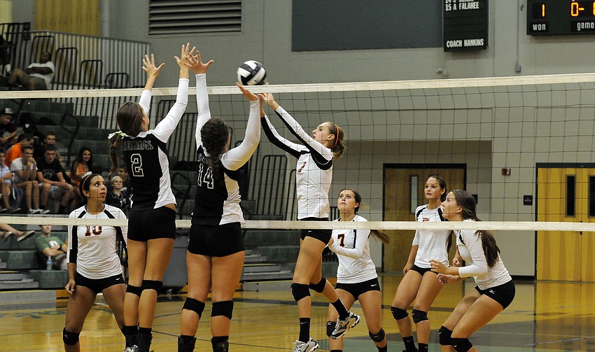 Sarasota senior Lauren Hochstetler finished with 11 kills and 10 digs.