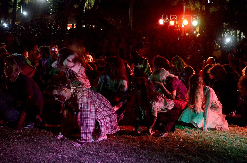 Sarasota High School students perform 'Thriller.