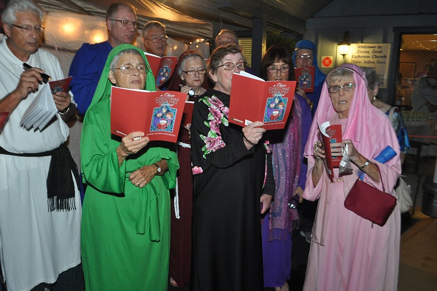 A choir creates a special ambience for the evening.