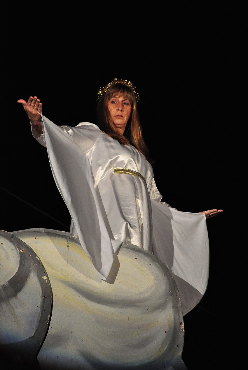 Donna Arakel, an angel, tells Joseph to name his unborn son Jesus.